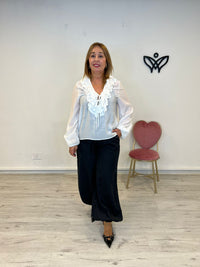 Camisa de gasa escote en pico con volantes en blanco