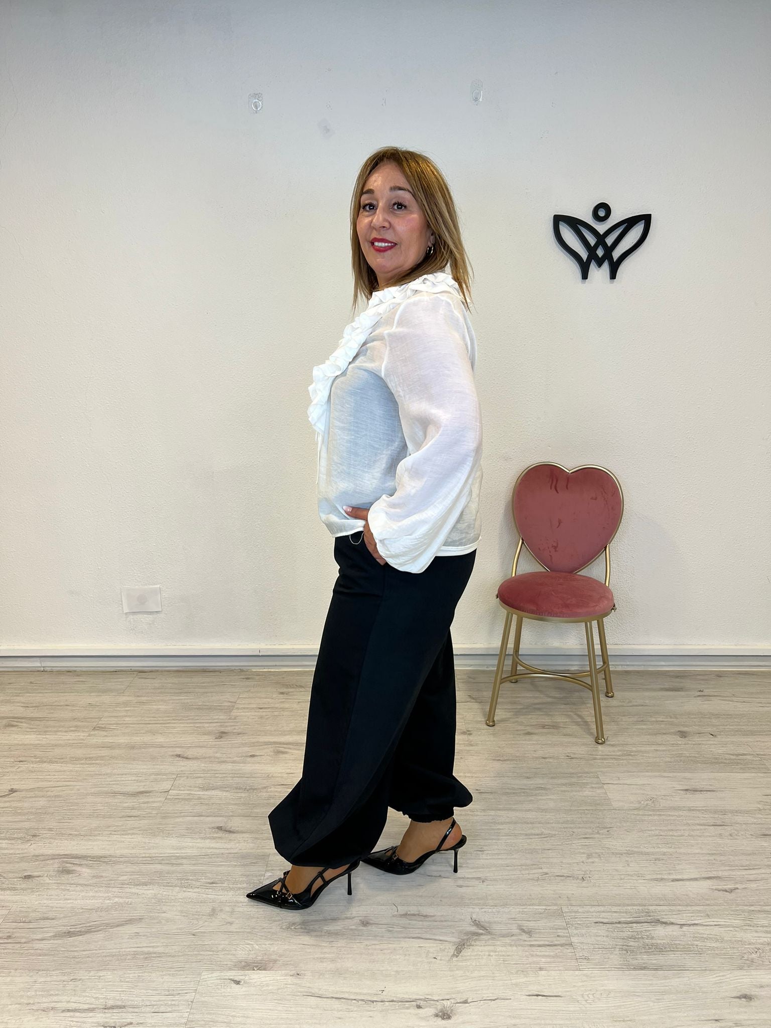 Camisa de gasa escote en pico con volantes en blanco