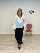 Camisa de gasa escote en pico con volantes en blanco