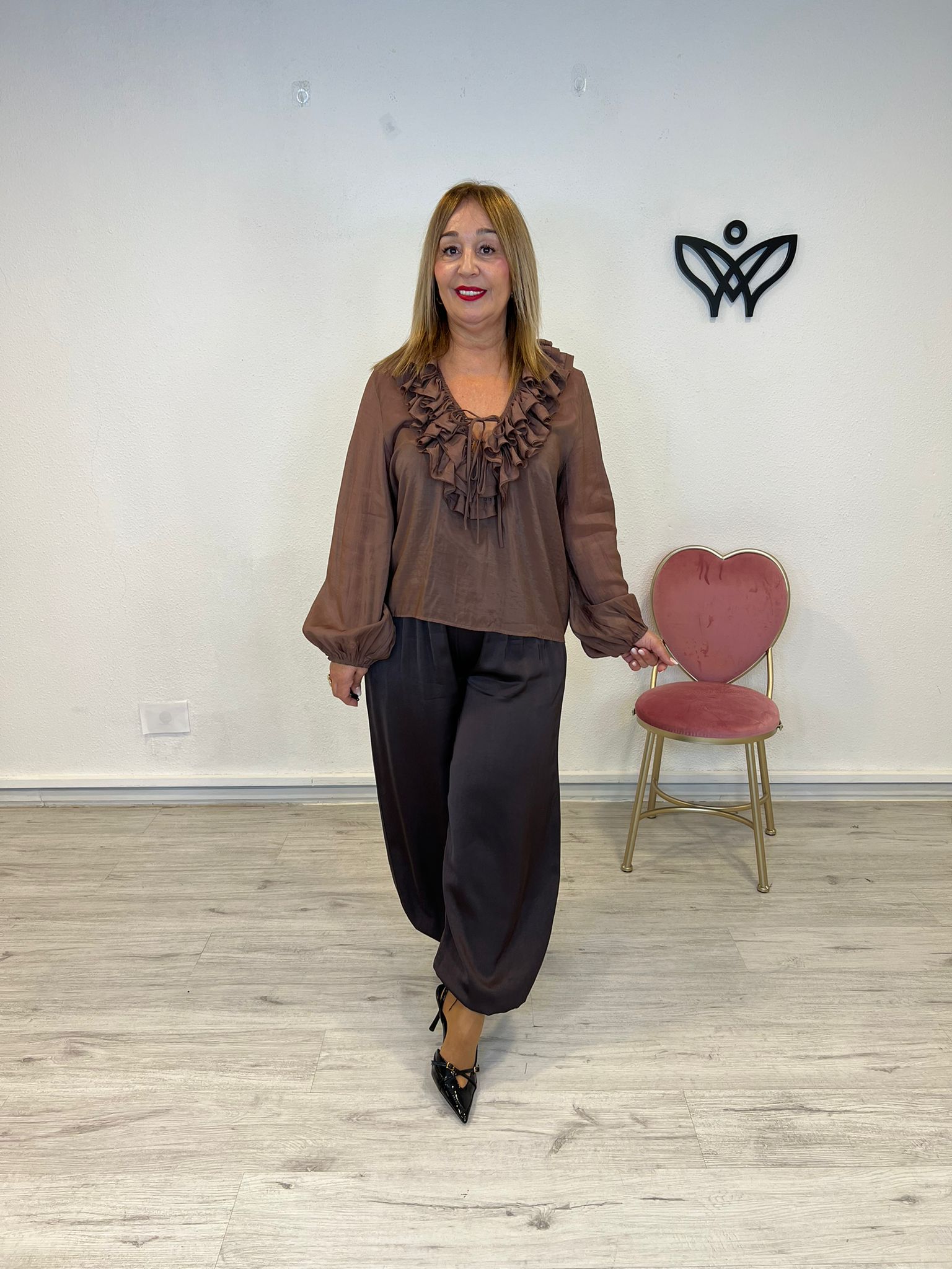 Camisa de gasa escote en pico con volantes marrón chocolate