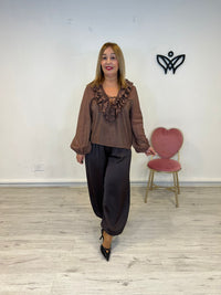 Camisa de gasa escote en pico con volantes marrón chocolate