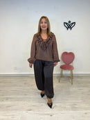 Camisa de gasa escote en pico con volantes marrón chocolate