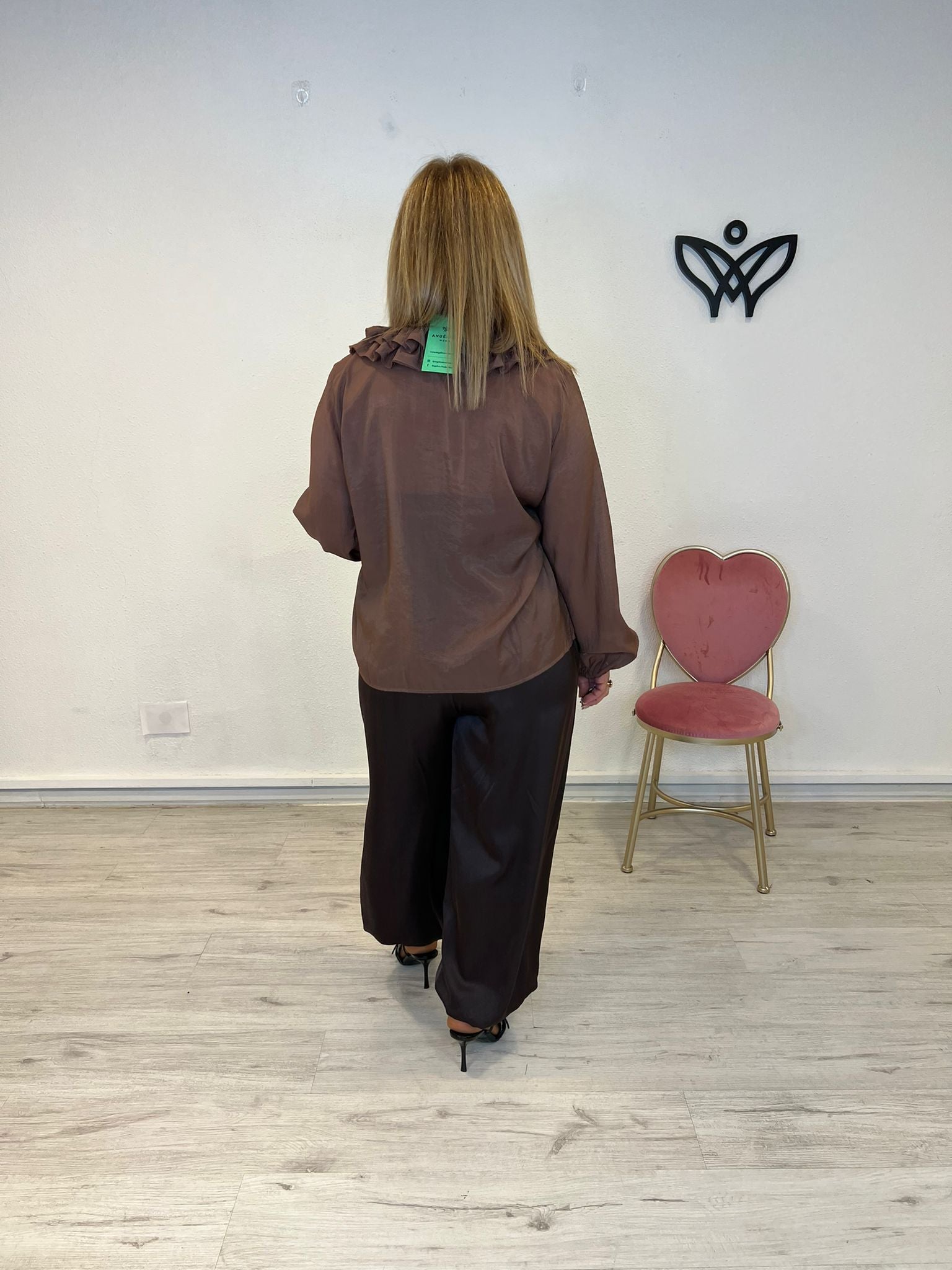 Camisa de gasa escote en pico con volantes marrón chocolate