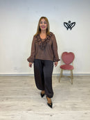 Camisa de gasa escote en pico con volantes marrón chocolate