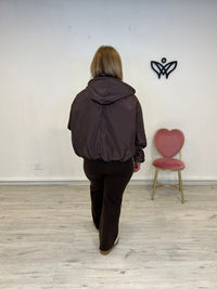 Cazadora chaqueta cortaviento impermeable con capucha marrón chocolate