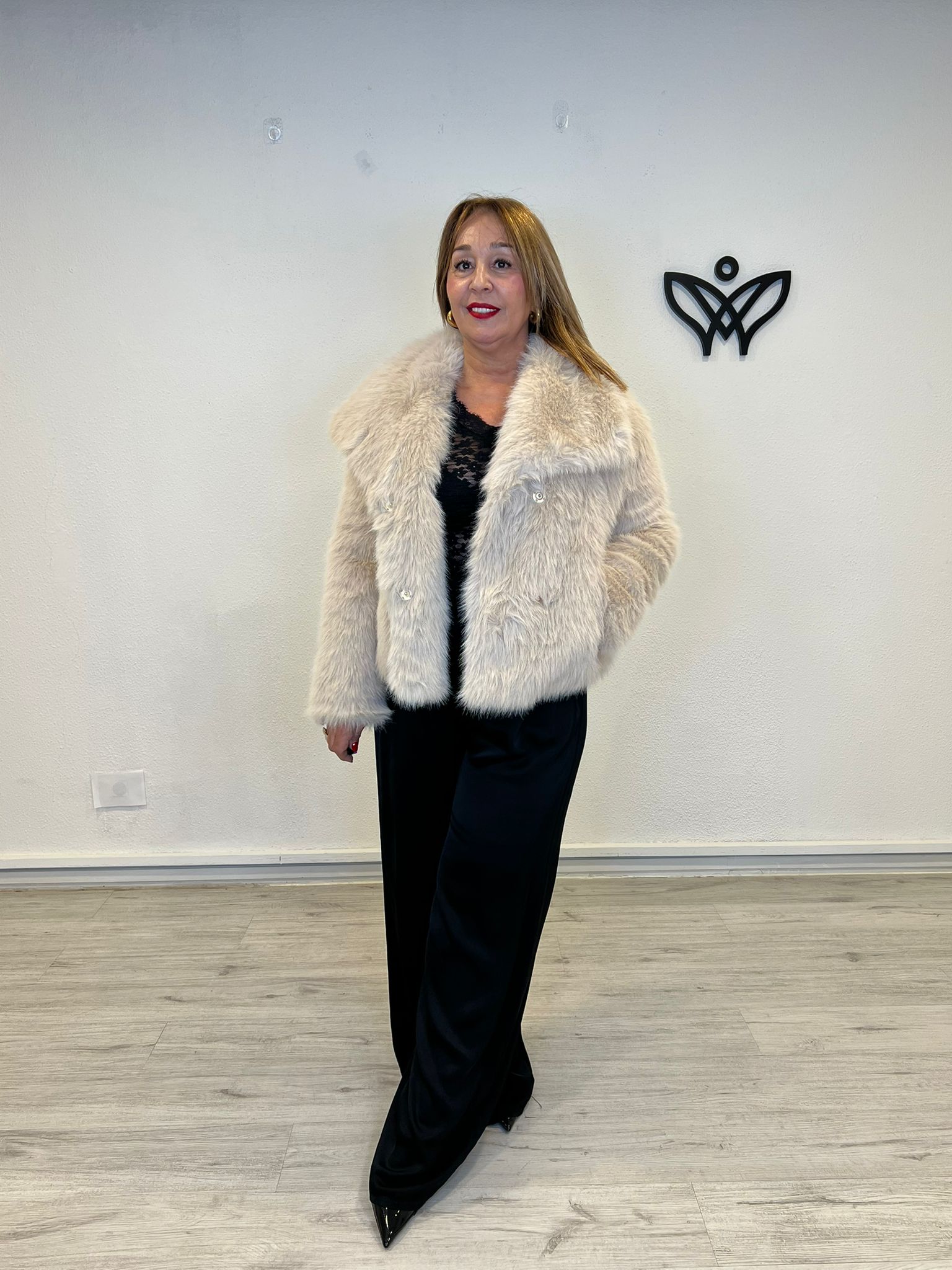 Chaqueta cazadora corta con solapas forrada de pelo sintético en beis