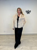 Chaqueta cazadora corta con solapas forrada de pelo sintético en beis