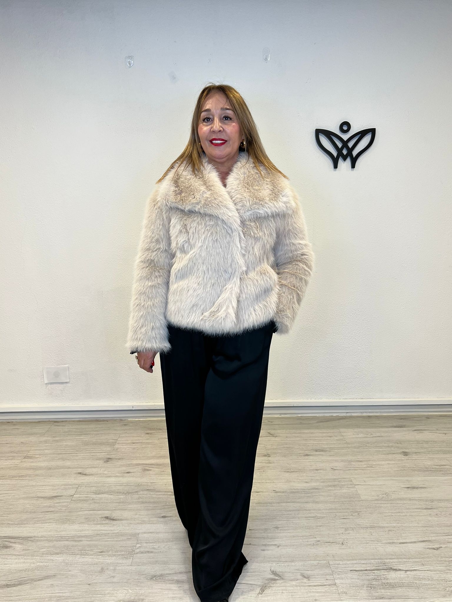 Chaqueta cazadora corta con solapas forrada de pelo sintético en beis