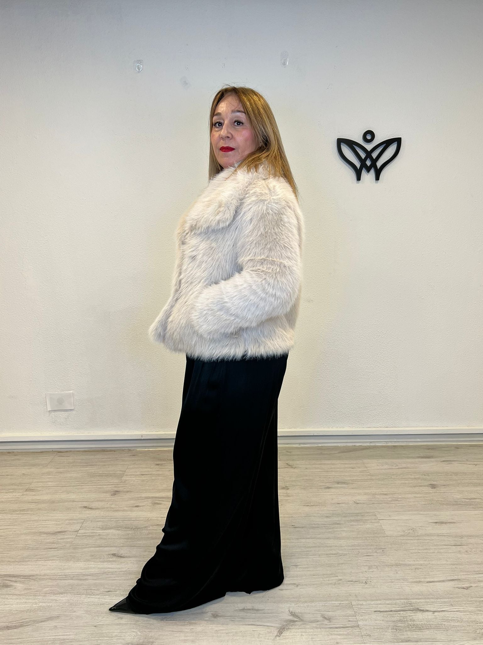 Chaqueta cazadora corta con solapas forrada de pelo sintético en beis