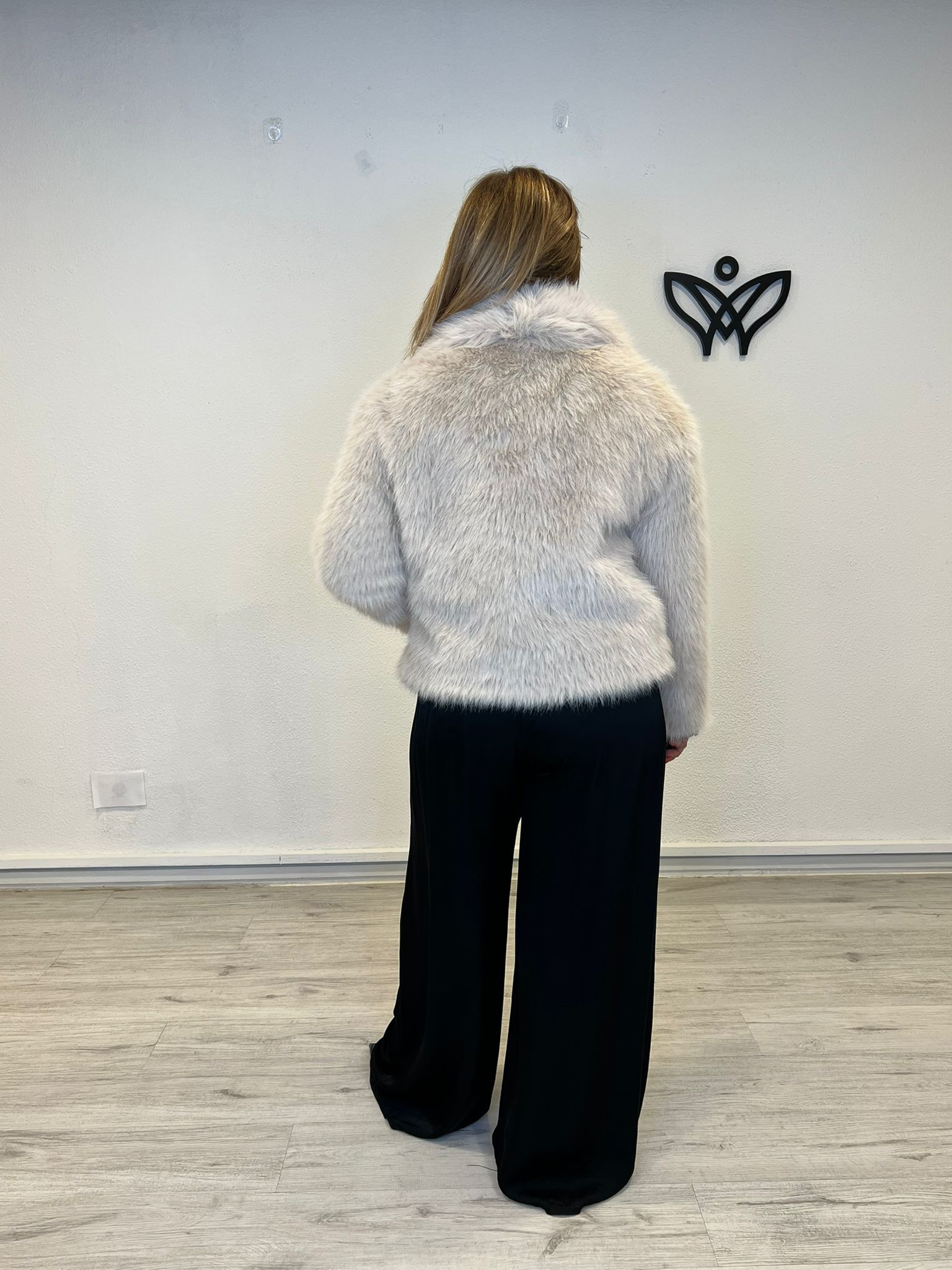 Chaqueta cazadora corta con solapas forrada de pelo sintético en beis