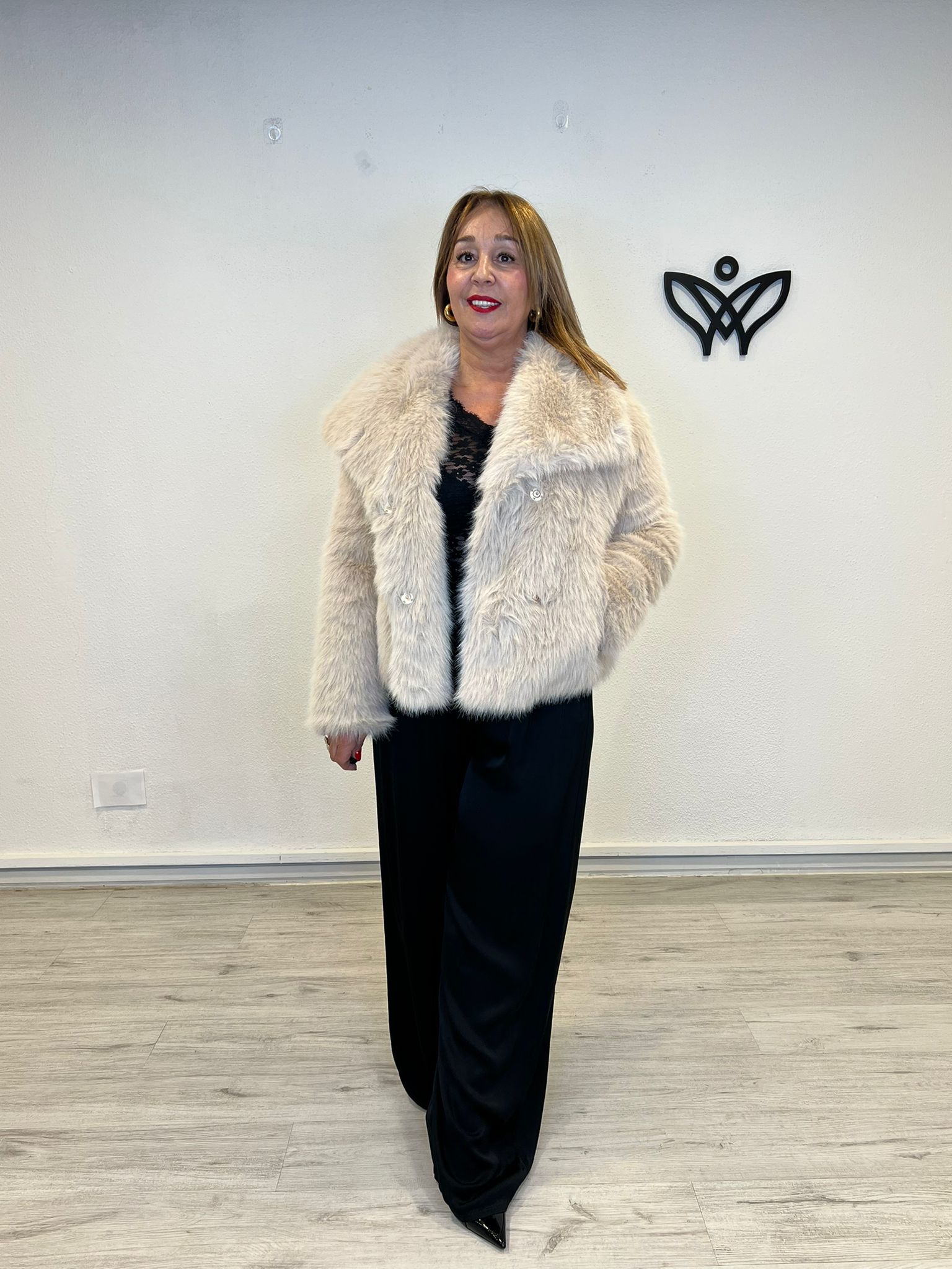 Chaqueta cazadora corta con solapas forrada de pelo sintético en beis