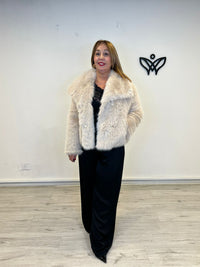 Chaqueta cazadora corta con solapas forrada de pelo sintético en beis