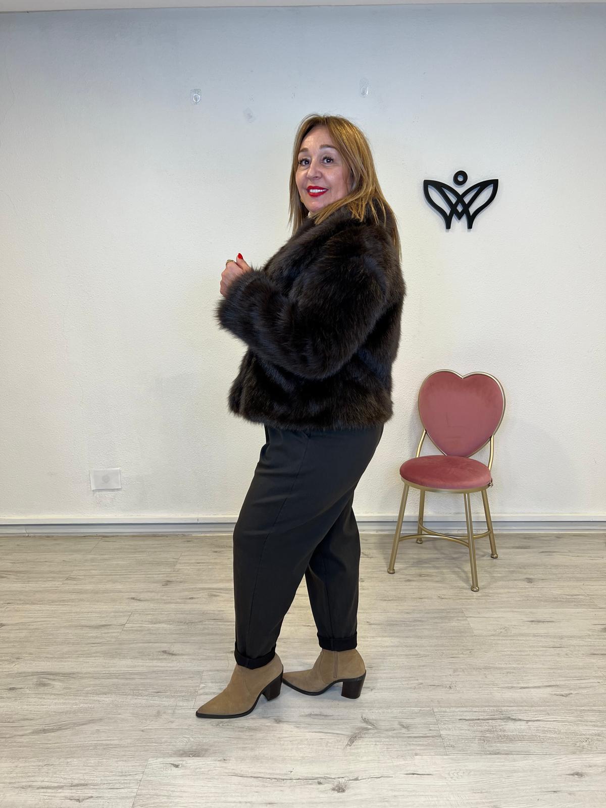 Chaqueta cazadora corta con solapas forrada de pelo sintético en marrón chocolate