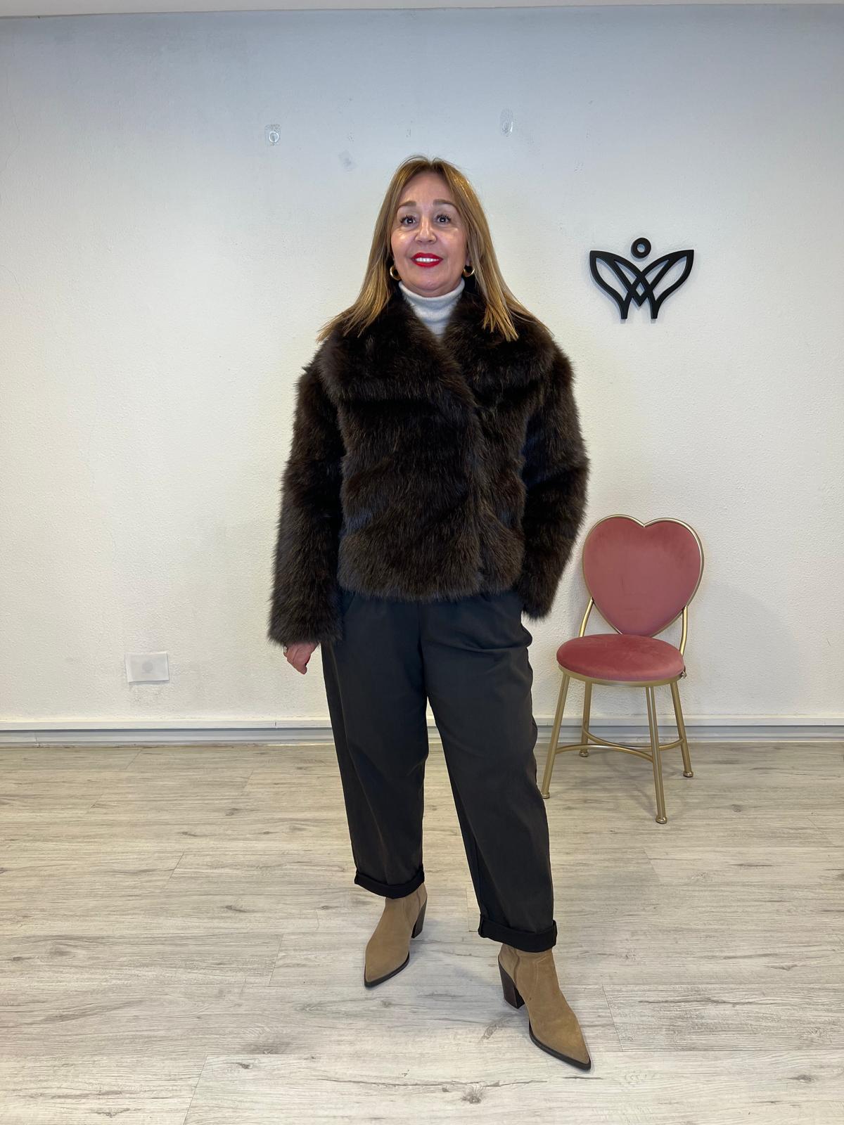 Chaqueta cazadora corta con solapas forrada de pelo sintético en marrón chocolate