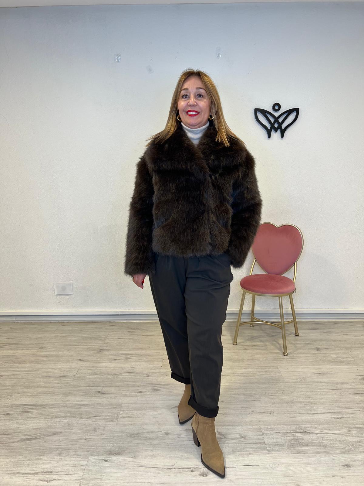 Chaqueta cazadora corta con solapas forrada de pelo sintético en marrón chocolate