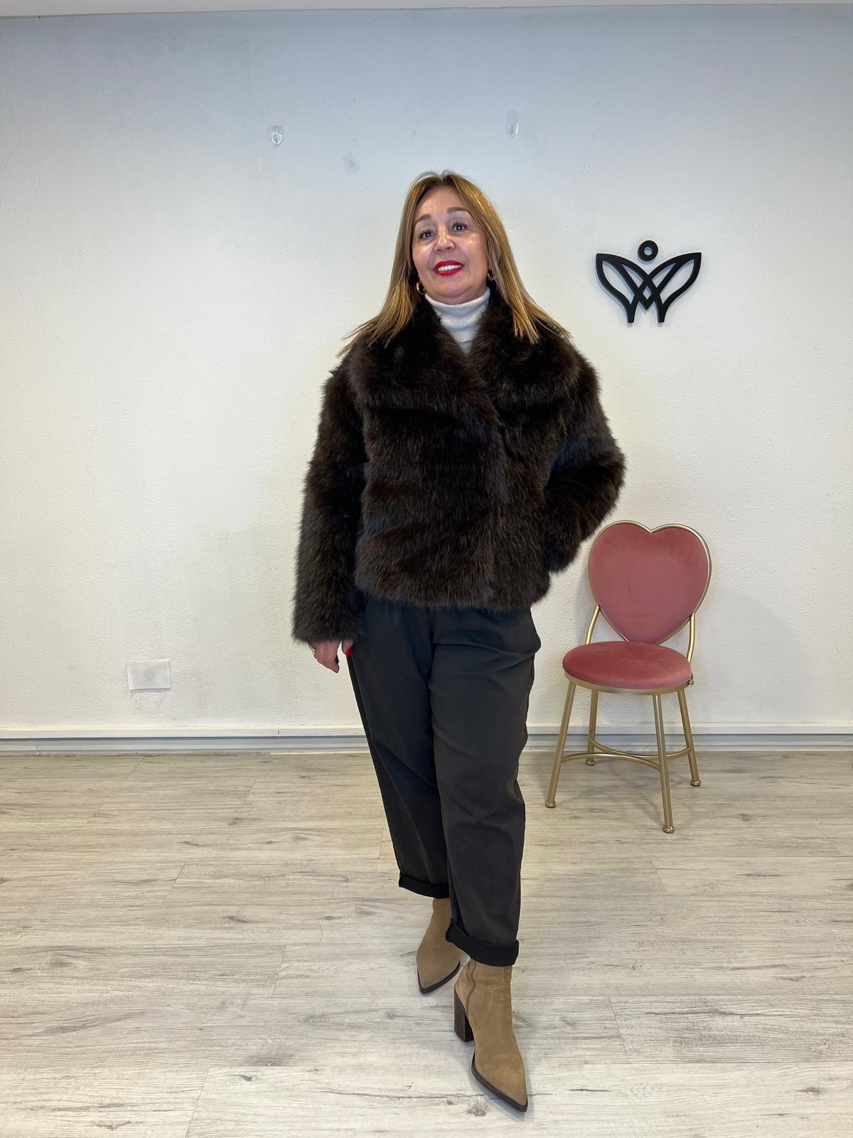 Chaqueta cazadora corta con solapas forrada de pelo sintético en marrón chocolate