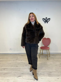 Chaqueta cazadora corta con solapas forrada de pelo sintético en marrón chocolate