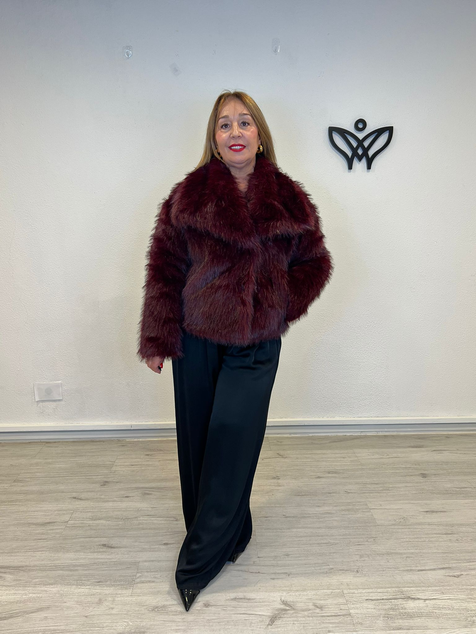 Chaqueta cazadora corta con solapas forrada de pelo sintético en burdeos