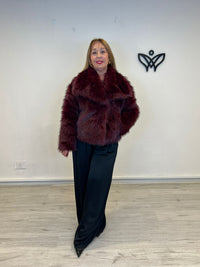 Chaqueta cazadora corta con solapas forrada de pelo sintético en burdeos