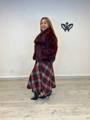 Chaqueta cazadora corta con solapas forrada de pelo sintético en burdeos