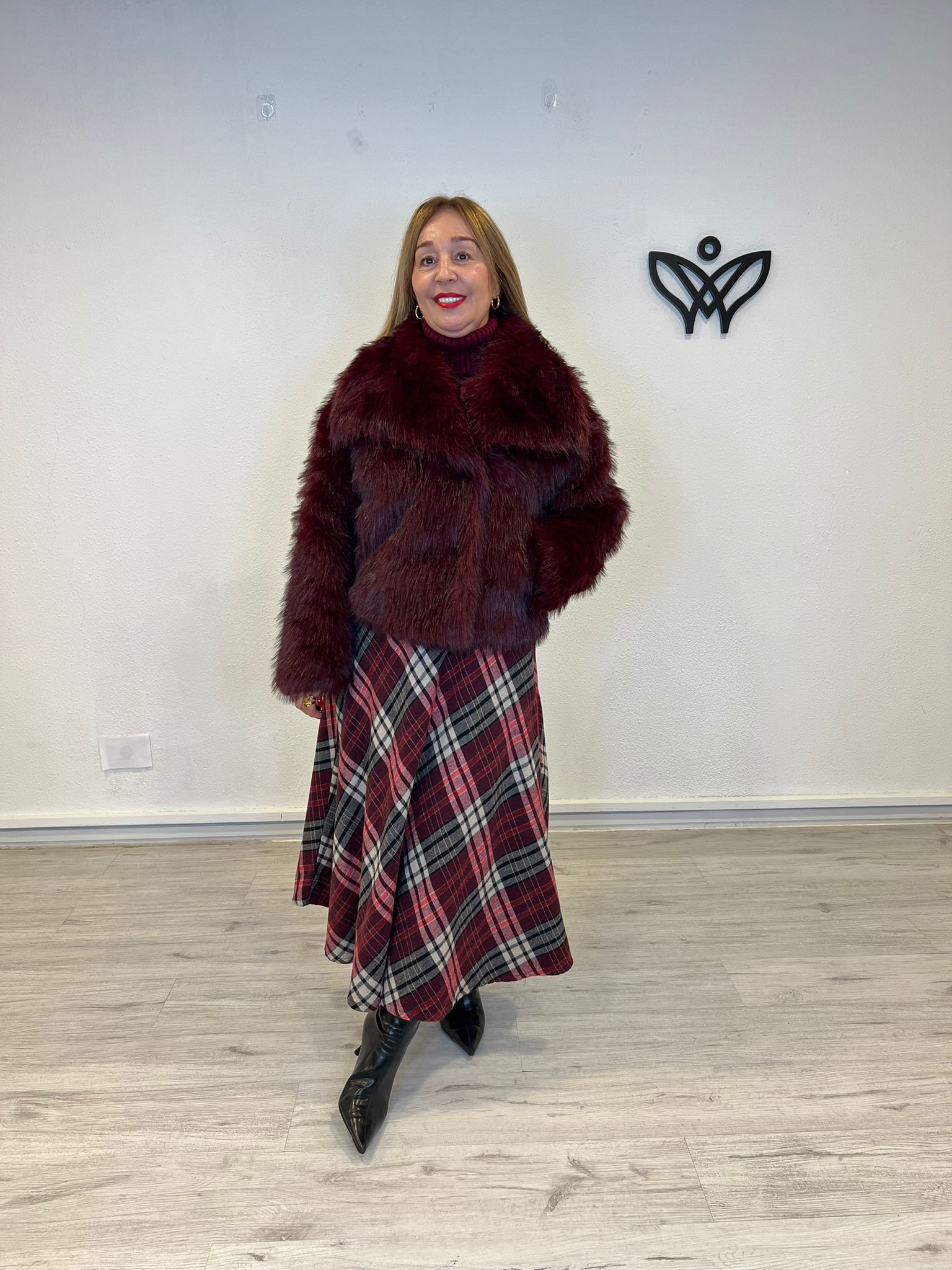 Chaqueta cazadora corta con solapas forrada de pelo sintético en burdeos