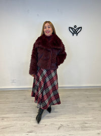 Chaqueta cazadora corta con solapas forrada de pelo sintético en burdeos