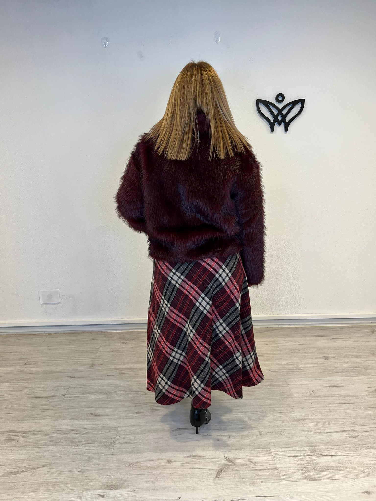 Chaqueta cazadora corta con solapas forrada de pelo sintético en burdeos