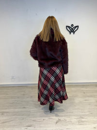 Chaqueta cazadora corta con solapas forrada de pelo sintético en burdeos