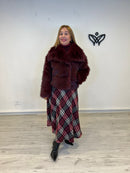 Chaqueta cazadora corta con solapas forrada de pelo sintético en burdeos