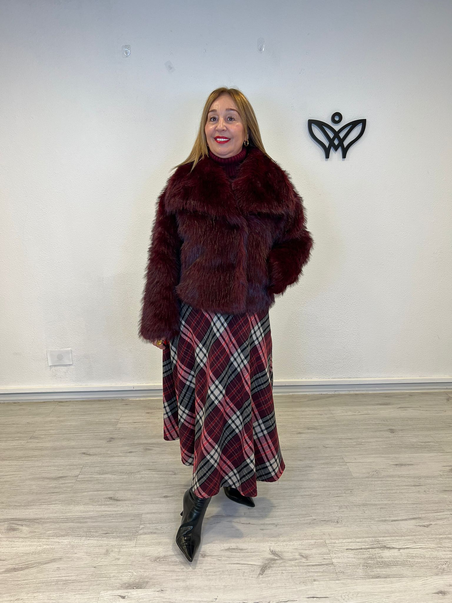 Chaqueta cazadora corta con solapas forrada de pelo sintético en burdeos