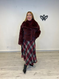 Chaqueta cazadora corta con solapas forrada de pelo sintético en burdeos