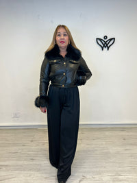 Cazadora chaqueta de polipiel corta forrada con pelo abrocha con botones negra