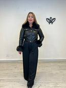 Cazadora chaqueta de polipiel corta forrada con pelo abrocha con botones negra