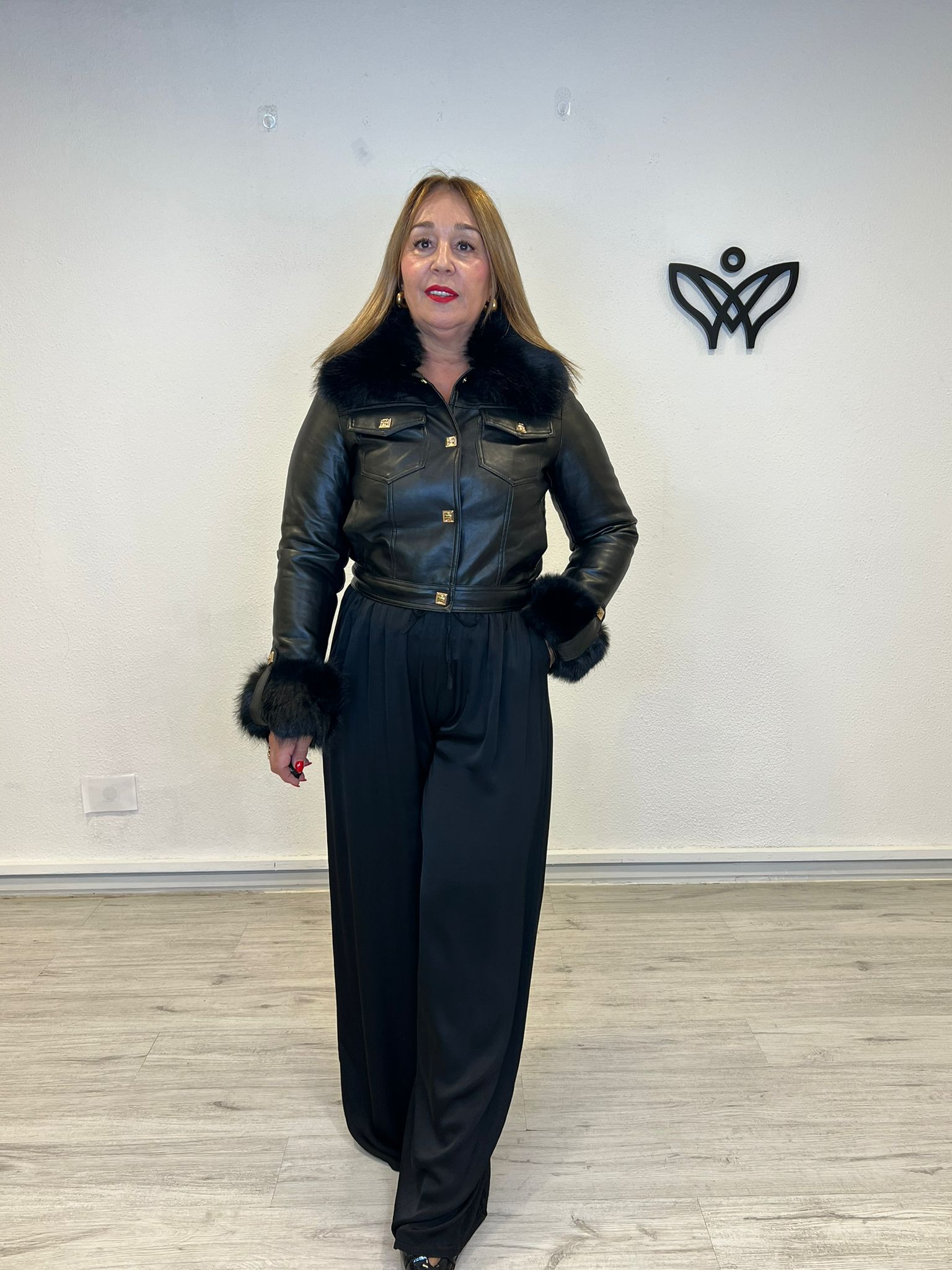 Cazadora chaqueta de polipiel corta forrada con pelo abrocha con botones negra