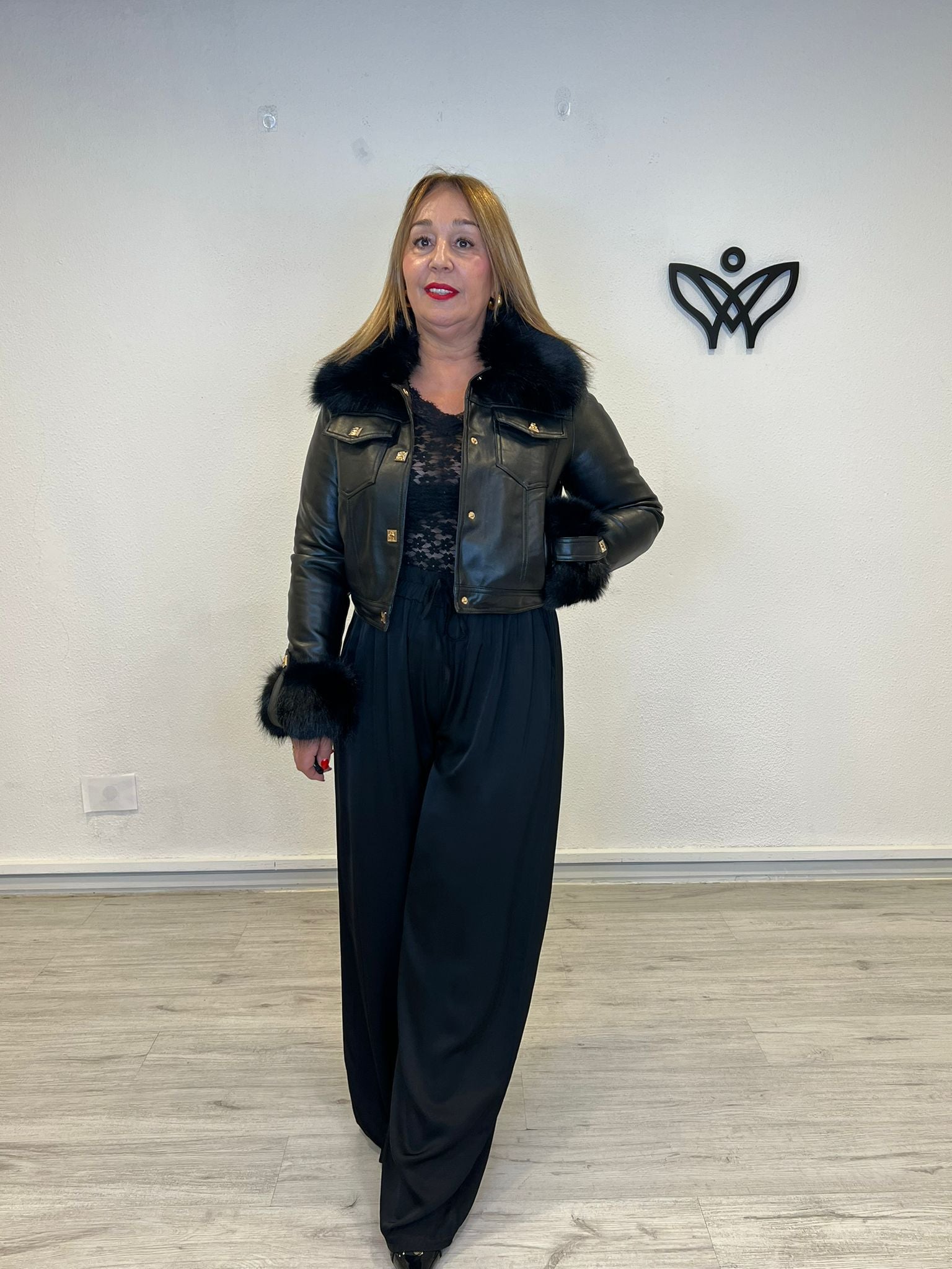 Cazadora chaqueta de polipiel corta forrada con pelo abrocha con botones negra