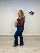 Cazadora corta de polipiel con pelo en el cuello y puño burdeos