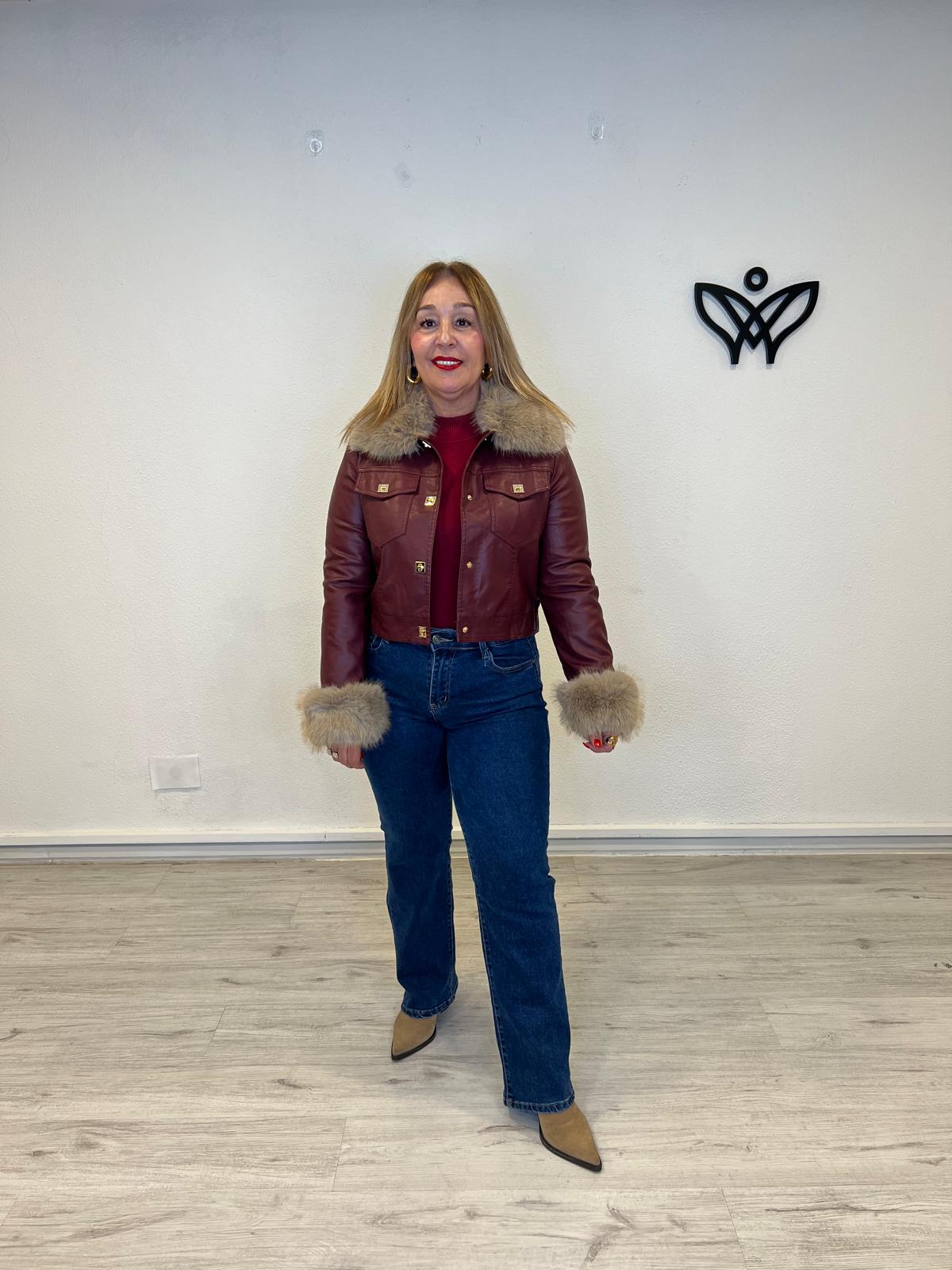 Cazadora corta de polipiel con pelo en el cuello y puño burdeos