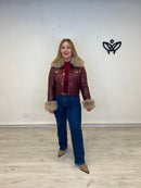 Cazadora corta de polipiel con pelo en el cuello y puño burdeos