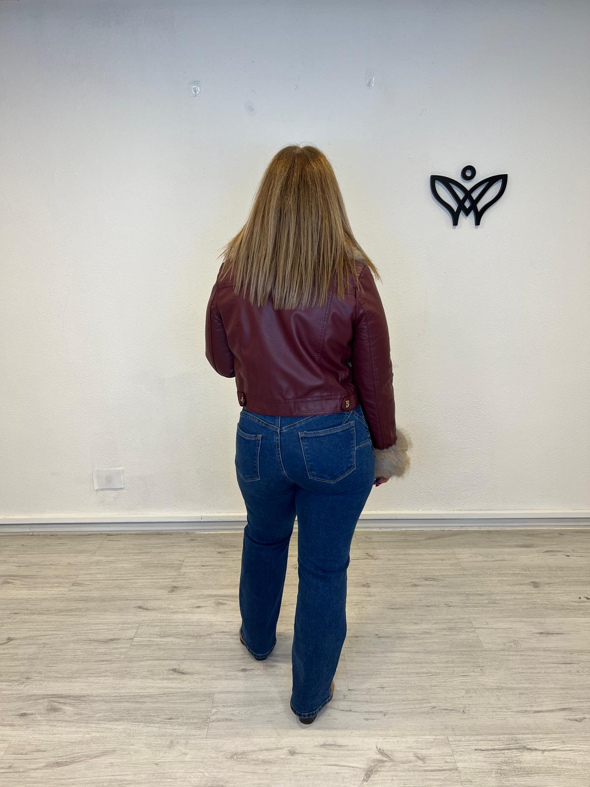 Cazadora corta de polipiel con pelo en el cuello y puño burdeos