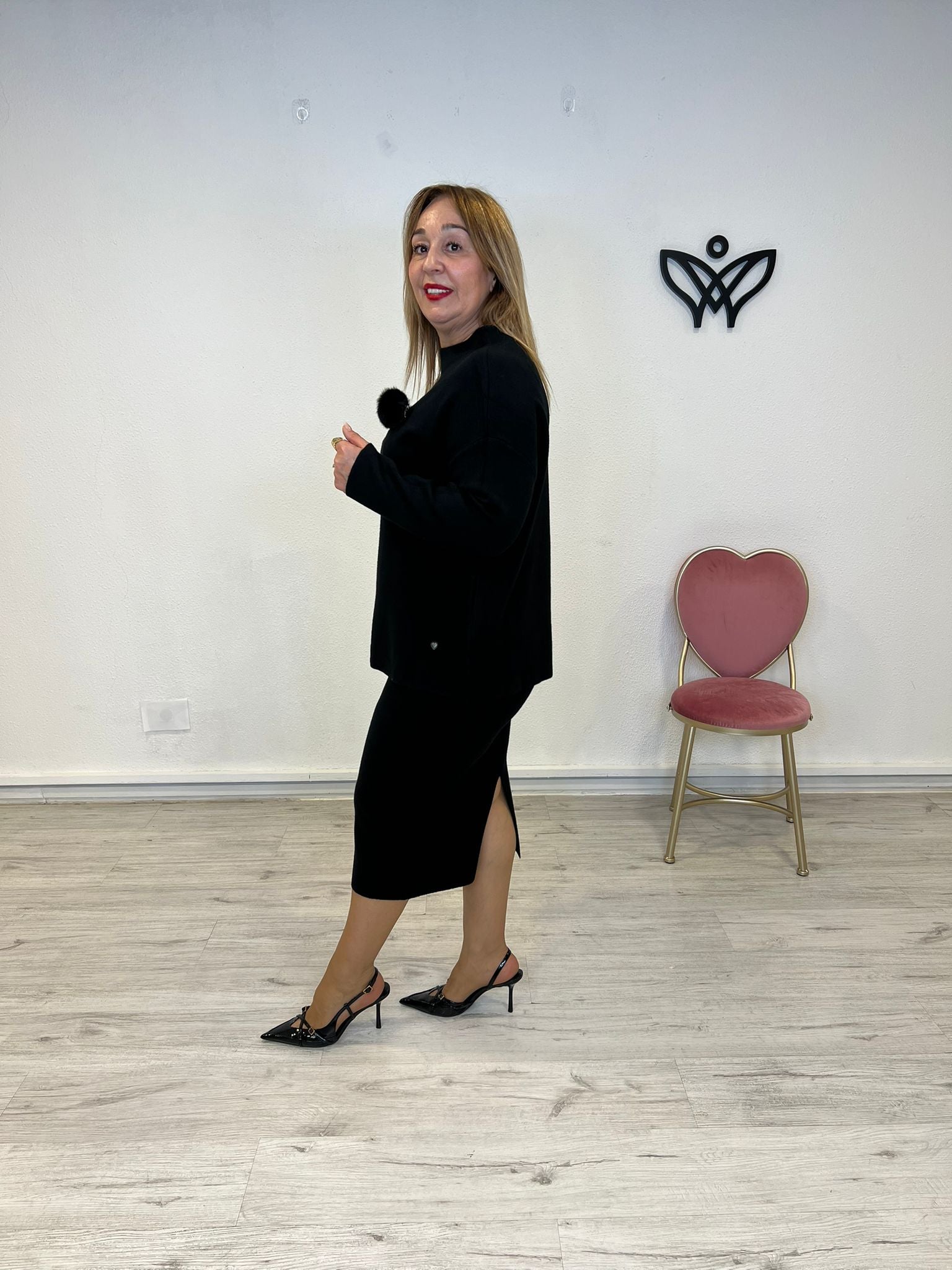 Conjunto de punto de falda con abertura y goma y jersey negro