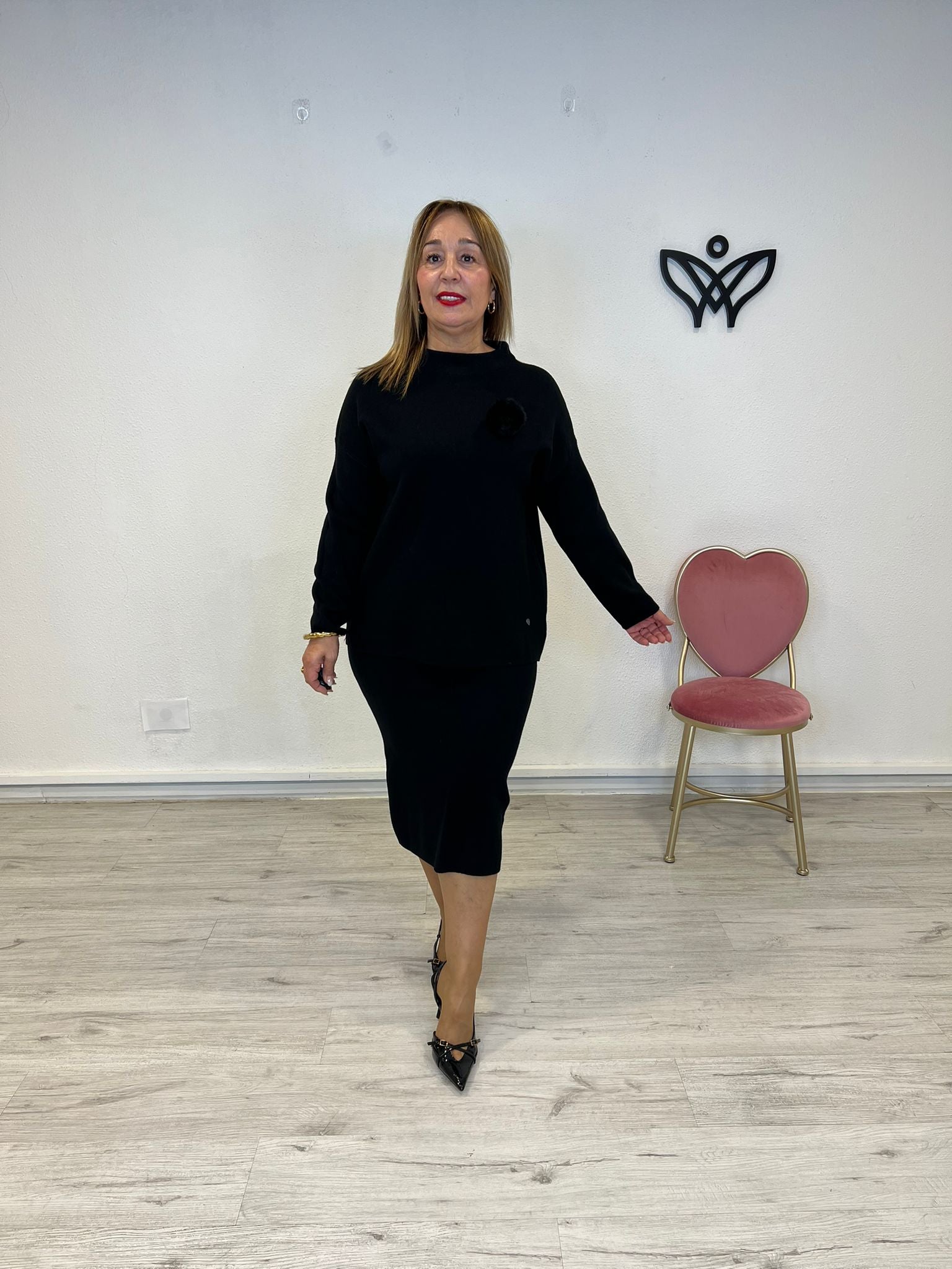 Conjunto de punto de falda con abertura y goma y jersey negro