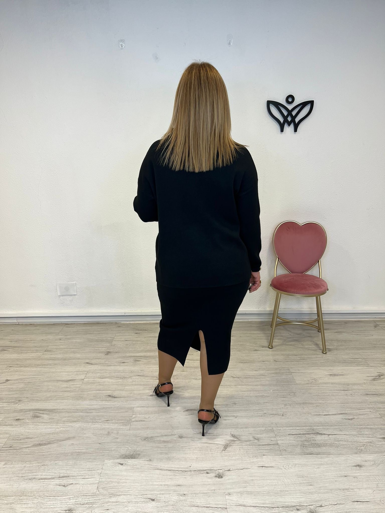 Conjunto de punto de falda con abertura y goma y jersey negro