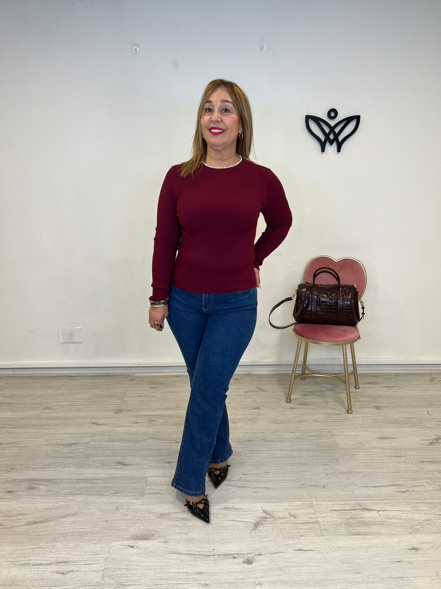 Jersey de canalé cuello redondo con perlas burdeos