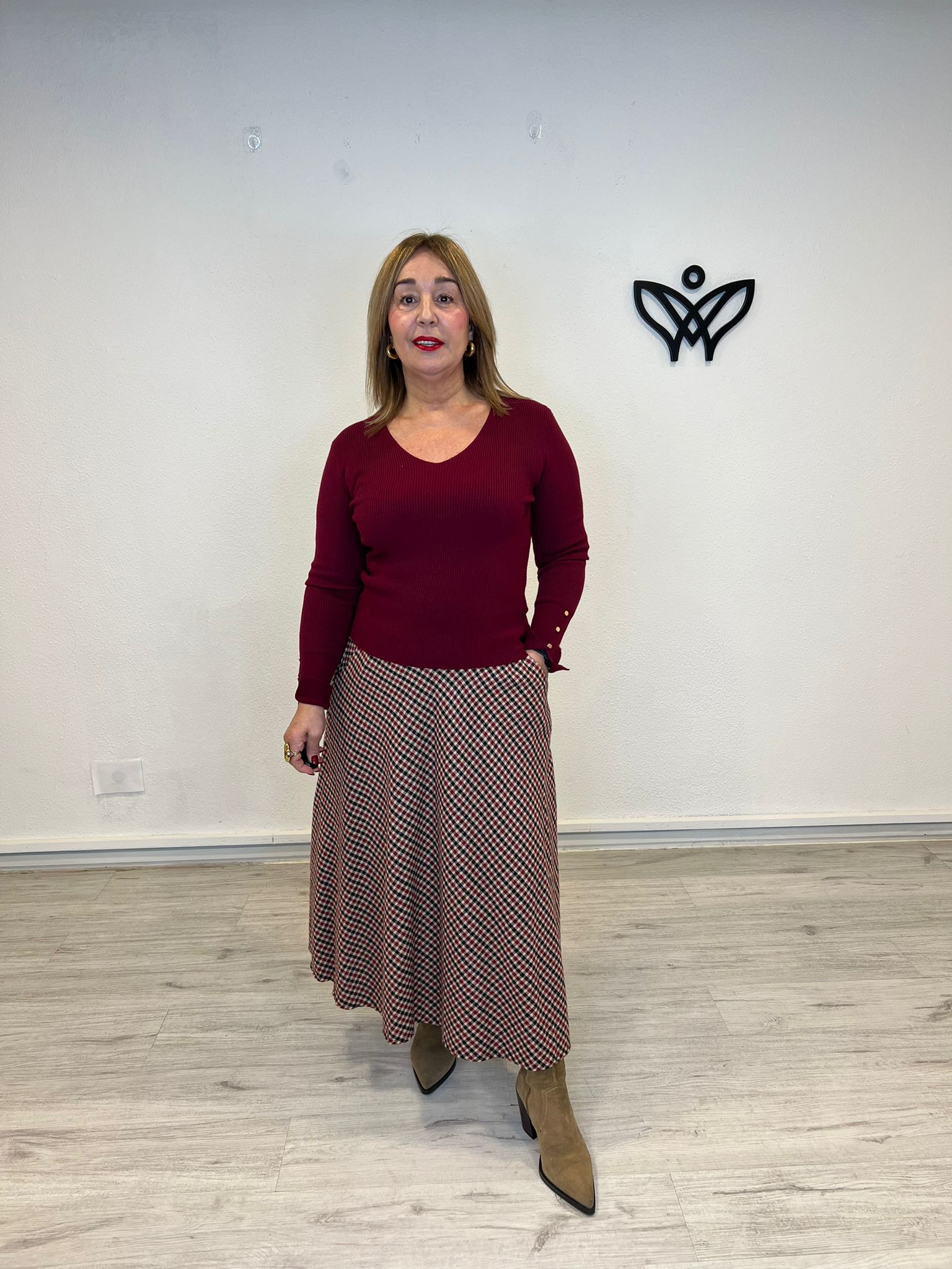 Falda de cuadros beis y burdeos corte evase con bolsillos y largo midi