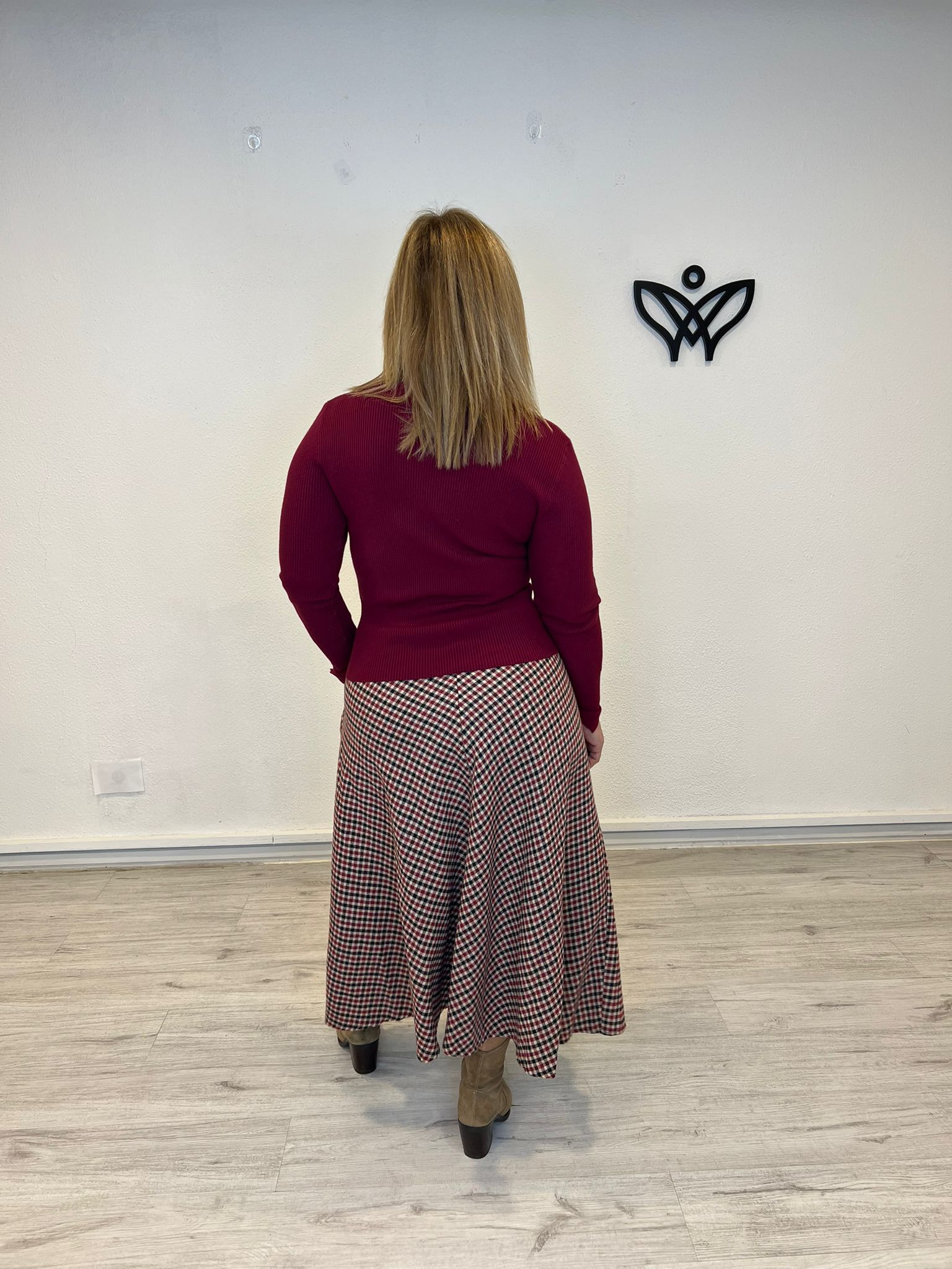 Falda de cuadros beis y burdeos corte evase con bolsillos y largo midi