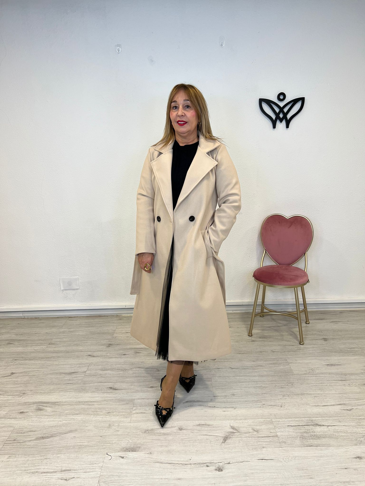 Abrigo largo clásico solapas forrado con cinturón y botones beis