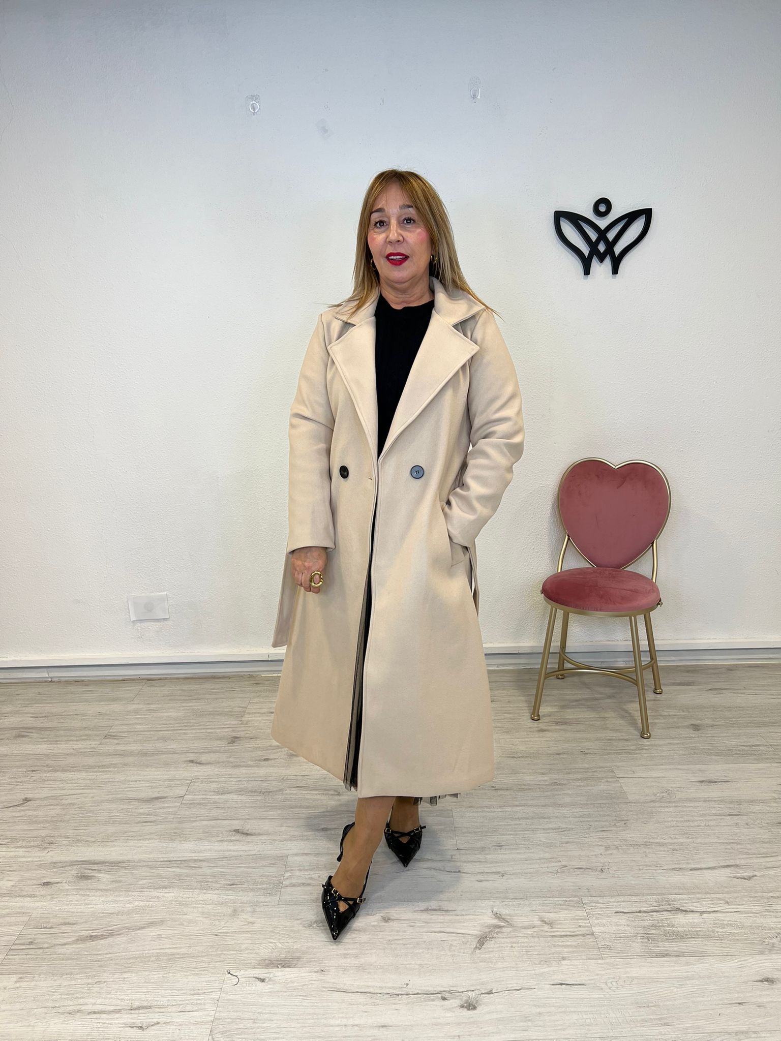 Abrigo largo clásico solapas forrado con cinturón y botones beis