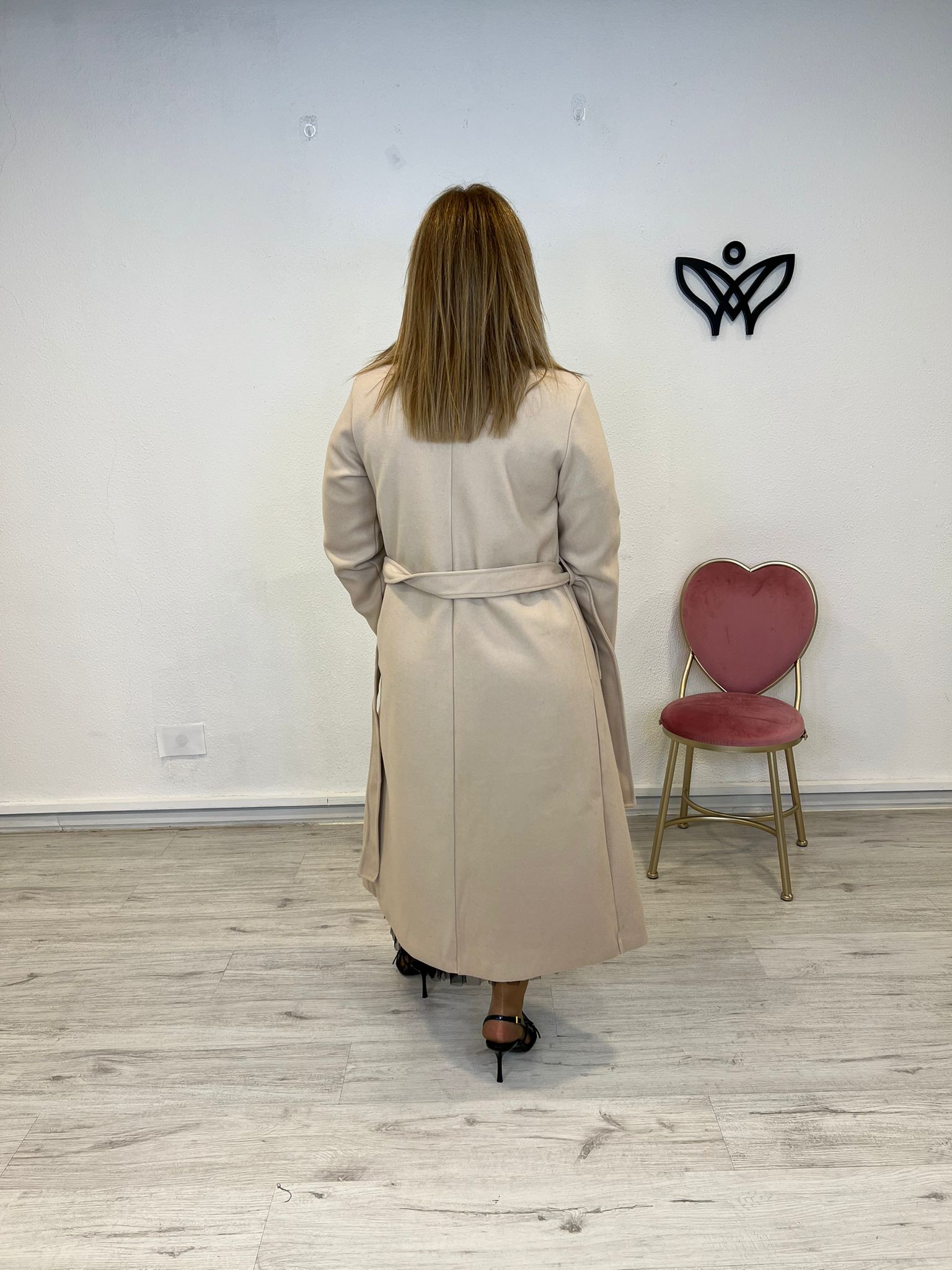 Abrigo largo clásico solapas forrado con cinturón y botones beis