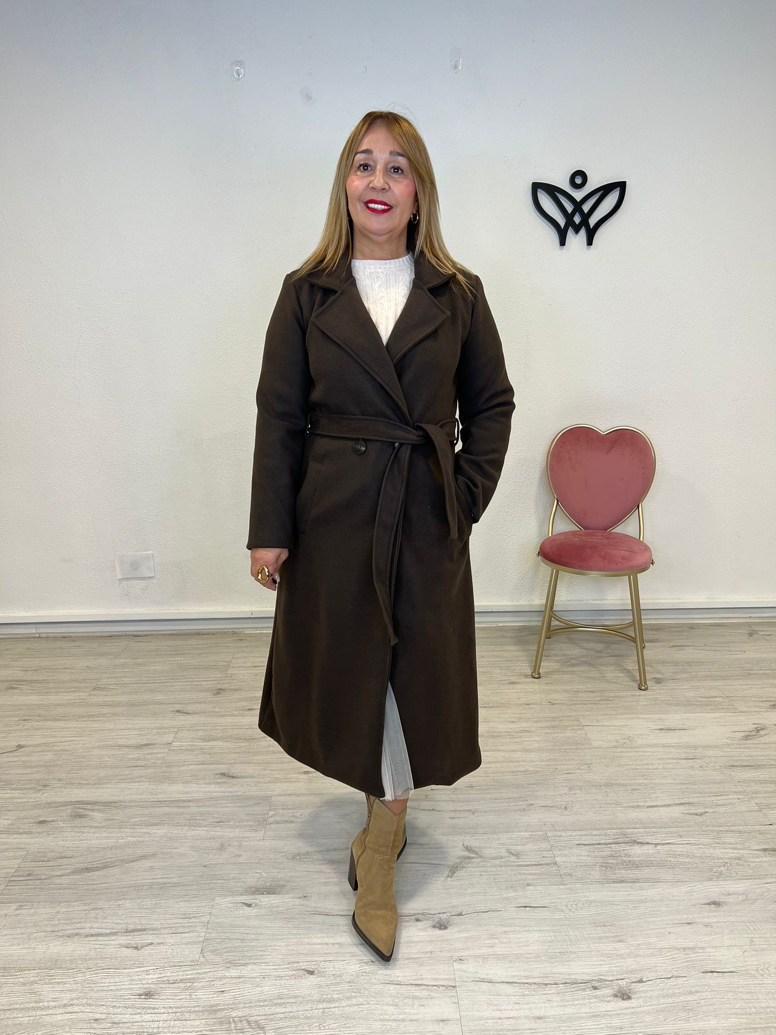 Abrigo largo clásico solapas forrado con cinturón y botones marrón chocolate