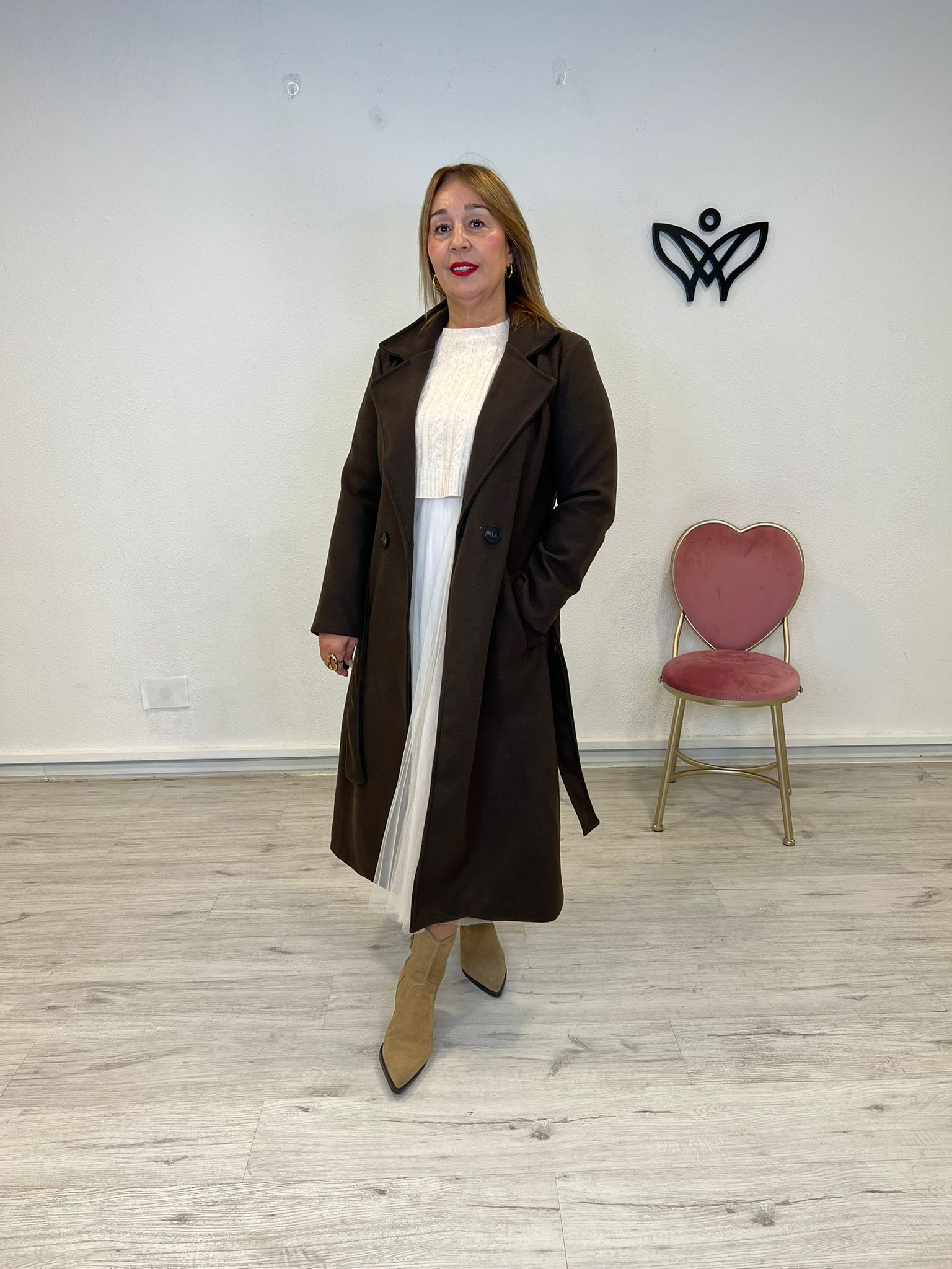 Abrigo largo clásico solapas forrado con cinturón y botones marrón chocolate